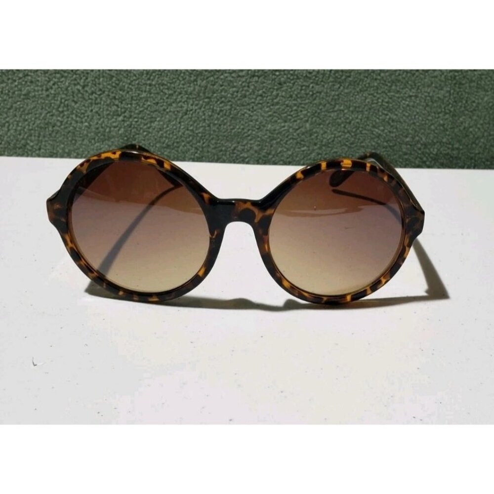 BETSEY JOHNSON Womens Classic Round Tortoiseshell Sunglasses NWT